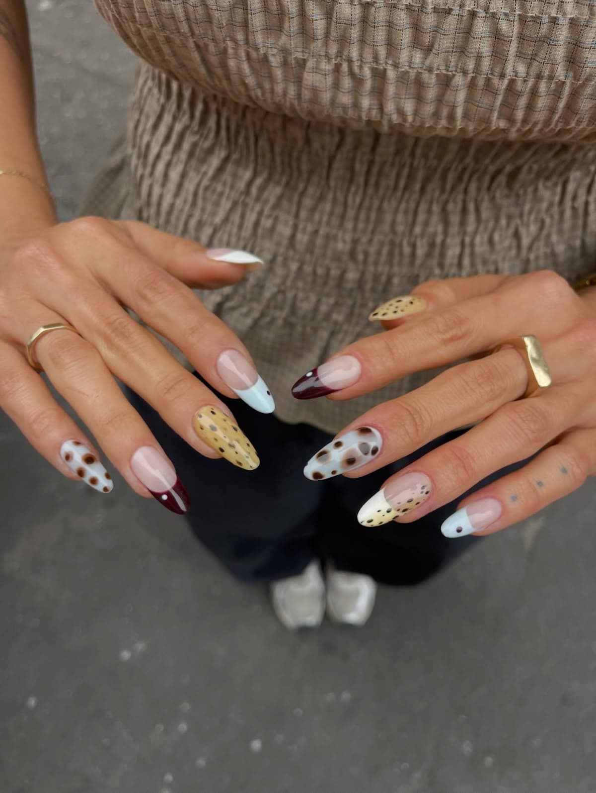 Uñas almendradas combinando francesas de colores y manchas estilo dálmata en tonos tierra